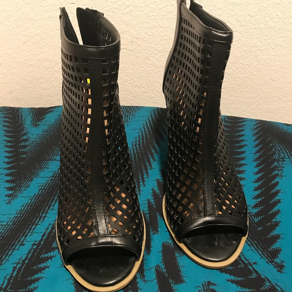 Ankle booties with zip up back black 9